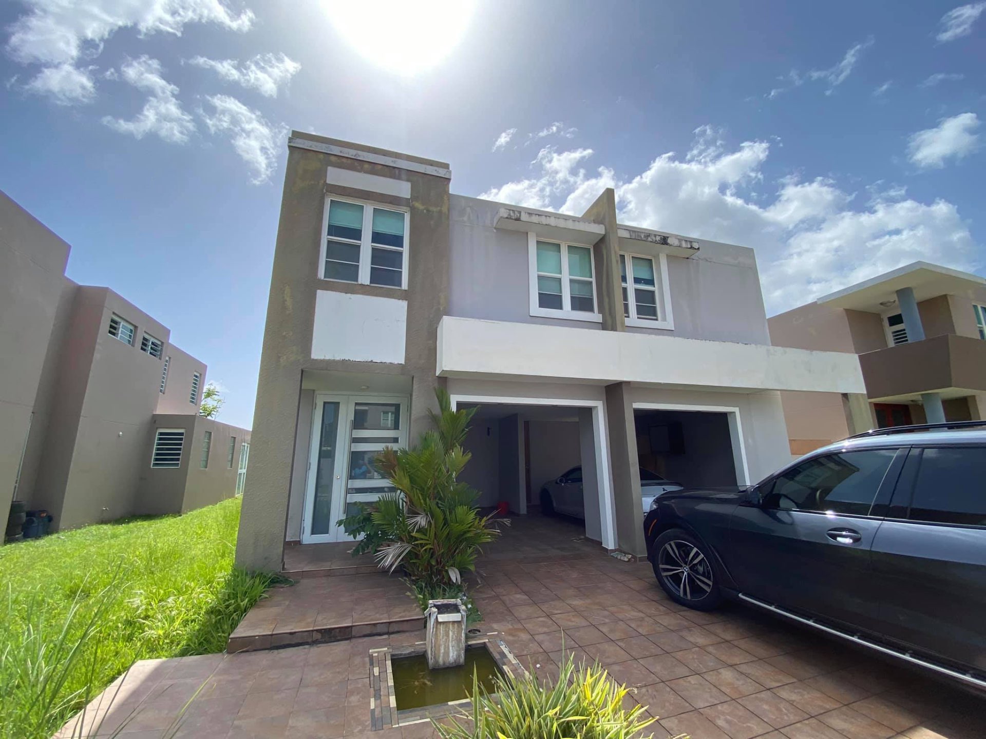 Casa de dos niveles en urbanización