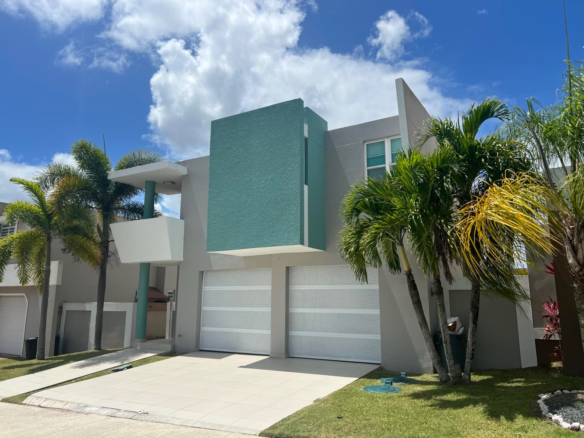 Residencia moderna con palmeras