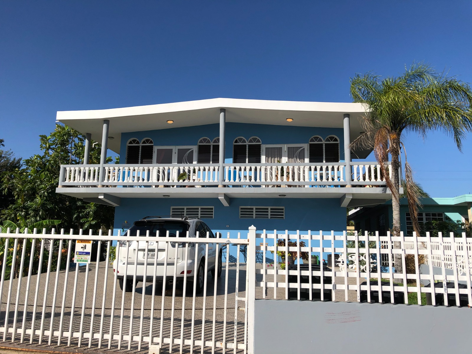 Residencia de dos plantas con balcón