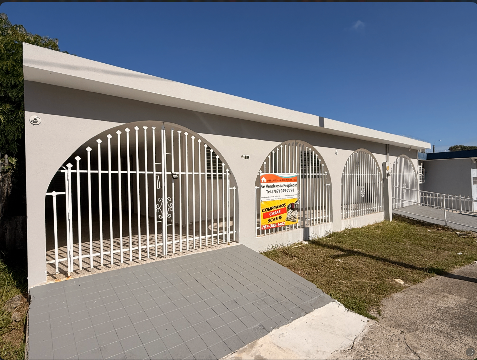 Casa con arcos y rejas